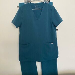 Women’s medium fig scrub set. Caribbean blue